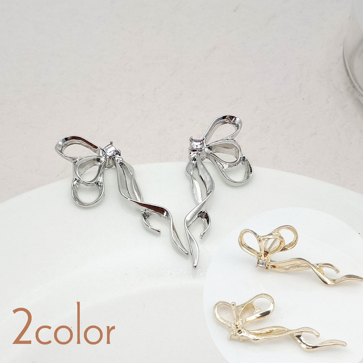 スタッドピアス ピアス アシンメトリー 両耳用 レディース 女性 アクセサリー 耳飾り 蝶々 リボン ラインストーン 華奢 かわいい おしゃれ きれいめ 上品 キラキラ お出かけ プレゼント ギフト 金色 銀色