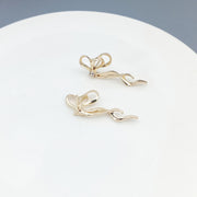 スタッドピアス ピアス アシンメトリー 両耳用 レディース 女性 アクセサリー 耳飾り 蝶々 リボン ラインストーン 華奢 かわいい おしゃれ きれいめ 上品 キラキラ お出かけ プレゼント ギフト 金色 銀色