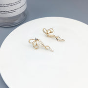 スタッドピアス ピアス アシンメトリー 両耳用 レディース 女性 アクセサリー 耳飾り 蝶々 リボン ラインストーン 華奢 かわいい おしゃれ きれいめ 上品 キラキラ お出かけ プレゼント ギフト 金色 銀色