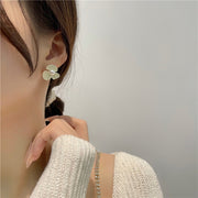 ピアス イヤリング スタッドピアス レディース 女性 アクセサリー 耳飾り ノンホールピアス フラワー 花 フェイクパール かわいい キュート シンプル ガーリー 上品 きれいめ お出かけ お呼ばれ プレゼント ギフト オフホワイト