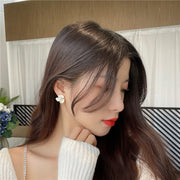ピアス イヤリング スタッドピアス レディース 女性 アクセサリー 耳飾り ノンホールピアス フラワー 花 フェイクパール かわいい キュート シンプル ガーリー 上品 きれいめ お出かけ お呼ばれ プレゼント ギフト オフホワイト
