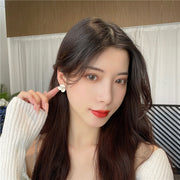 ピアス イヤリング スタッドピアス レディース 女性 アクセサリー 耳飾り ノンホールピアス フラワー 花 フェイクパール かわいい キュート シンプル ガーリー 上品 きれいめ お出かけ お呼ばれ プレゼント ギフト オフホワイト
