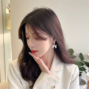 ピアス レディース アクセサリー スタッドピアス リボン 揺れる フェイクパール パール調 ホワイト 清楚 キュート フェミニン かわいい おしゃれ 女の子 女子 女性 プレゼント