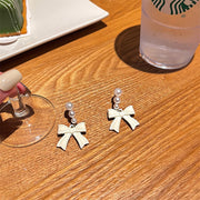 ピアス レディース アクセサリー スタッドピアス リボン 揺れる フェイクパール パール調 ホワイト 清楚 キュート フェミニン かわいい おしゃれ 女の子 女子 女性 プレゼント