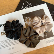 シュシュ レディース ヘアアクセサリー 上品 無地 シンプル サテン調 光沢感 ヘアゴム 髪ゴム 髪飾り 髪留め ヘアアレンジ まとめ髪 ブルー ブラック ネイビー ピンク グレー 普段使い デイリー オフィス 女性 ガールズ 婦人 大人女子 彼女 妻 嫁 贈り物 ギフト 母の日 ホワイトデー