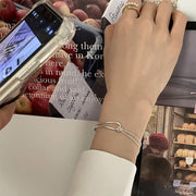 ブレスレット レディース アクセサリー チェーン シルバーカラー 結び目 ノット 華奢 細身 細い 細め 上品 おしゃれ シンプル サイズ調整可能 プレゼント ギフト 贈り物 ビジネス 仕事 普段使い クリスマス プレゼント 誕生日 母の日 メタル 金属