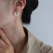 ピアス スタッドピアス フェイクパール サークルモチーフ フープ アクセサリー 女性 レディース お洒落 きれいめ 上品 エレガント オフィス 結婚式 プレゼント 誕生日 ゴールド
