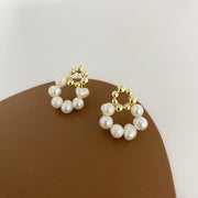 ピアス スタッドピアス フェイクパール サークルモチーフ フープ アクセサリー 女性 レディース お洒落 きれいめ 上品 エレガント オフィス 結婚式 プレゼント 誕生日 ゴールド