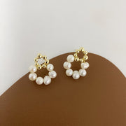 ピアス スタッドピアス フェイクパール サークルモチーフ フープ アクセサリー 女性 レディース お洒落 きれいめ 上品 エレガント オフィス 結婚式 プレゼント 誕生日 ゴールド