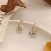 スタッドピアス レディース 女性用 アクセサリー 花 フラワー ラインストーン キラキラ おしゃれ 可愛い 華やか フェミニン 上品 耳飾り おでかけ デート 普段使い ギフト プレゼント 贈り物