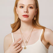 フープピアス レディース サークル リングタイプ 女性用 アクセサリー ゴールドカラー サークル プレート お花 フラワー 誕生月 高見え 高級感 耳飾り キャッチ不要 おしゃれ かわいい 大人可愛い プレゼント 婦人 カジュアル 普段使い 誕生日 プレゼント ギフト 贈り物 記念日 お出かけ 婦人用 ファッション小物 1月 2月 3月 4月 5月 6月 7月 8月 9月 10月 11月 12月