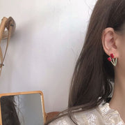 スタッドピアス レディース 女性用 アクセサリー チューリップモチーフ ゴールドカラー ナチュラル かわいい 存在感 カジュアル おしゃれ 耳飾り 普段使い 婦人 ファッション小物 プレゼント 贈り物 ギフト 誕生日 記念日 お出かけ