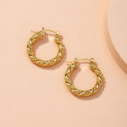 フープピアス 両耳用 レディース 女性 アクセサリー 耳飾り ピアス リング 輪っか ねじれ ツイスト ファッション小物 上品 きれいめ 華奢 かわいい シンプル 大人女子 キュート ギフト プレゼント お出かけ お呼ばれ パーティ フォーマル 金色
