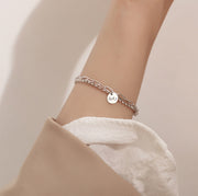 ブレスレット レディース アクセサリー シルバーカラー チェーン 2連風 華奢 細め プレート 英字 ロゴ 鎖 高見え 高級感 シンプル キュート 大人可愛い かわいい 婦人 カジュアル おしゃれ お出かけ ギフト プレゼント 贈り物 普段使い ファッション小物 女性