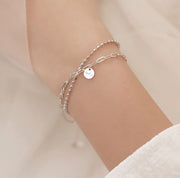 ブレスレット レディース アクセサリー シルバーカラー チェーン 2連風 華奢 細め プレート 英字 ロゴ 鎖 高見え 高級感 シンプル キュート 大人可愛い かわいい 婦人 カジュアル おしゃれ お出かけ ギフト プレゼント 贈り物 普段使い ファッション小物 女性