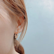 スタッドピアス フックピアス レディース 単品 女性用 アクセサリー ゴールドカラーフェイクパール バックキャッチ ボリューム 揺れる 上品 かわいい 高見え 大人可愛い キュート カジュアル おしゃれ 耳飾り 普段使い 婦人 普段使い ファッション小物 プレゼント 贈り物 ギフト お出かけ プチギフト  パーティー 2次会 結婚式 フォーマル   オフィス OL 会社  華やか 豪華 大ぶり    誕生日 記念日
