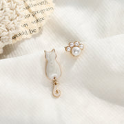 ピアス スタッドピアス バックキャッチピアス レディース 女性 アクセサリー アシンメトリー 猫 ネコ ねこ 肉球 パール風 フェイクパール ゴールドカラー かわいい