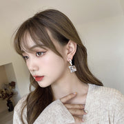 フープピアス レディース 女性用 アクセサリー アクリル 透明感 輪っか わっか クリア モチーフ付き 揺れる おしゃれ かわいい 耳飾り シルバーカラー プレゼント ギフト 贈り物 存在感 夏 春 秋 冬 シンプル おしゃれ 大人 10代 20代 30代 40代 50代 60代