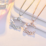 ペンダントトップ ペンダントヘッド ネックレスチャーム 首飾り レディース 女性 アクセサリー ファッション小物 ラインストーン フェイクパール Ｃ型 リーフ おしゃれ きれいめ 上品 キラキラ かわいい シンプル お出かけ ギフト プレゼント 誕生日 記念日 パーティ 銀色 ローズゴールド
