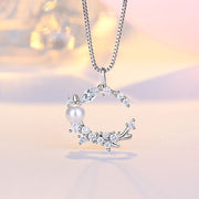 ペンダントトップ ペンダントヘッド ネックレスチャーム 首飾り レディース 女性 アクセサリー ファッション小物 ラインストーン フェイクパール Ｃ型 リーフ おしゃれ きれいめ 上品 キラキラ かわいい シンプル お出かけ ギフト プレゼント 誕生日 記念日 パーティ 銀色 ローズゴールド