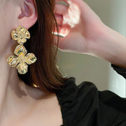 ピアス スタッドピアス キャッチピアス  大きめ 大振り ポストピアス レディース 女性 アクセサリー アクセ ゴールドカラー おしゃれ 上品 高級感 大人 お出かけ プレゼント 贈り物 存在感
