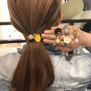 ヘアゴム ヘアアクセサリー 髪飾り レディース 女性 アクセサリー ビーズ ボール 丸 ストーン タグ ファッション小物 まとめ髪 ヘアアレンジ カジュアル かわいい キュート おしゃれ お出かけ 通勤 ギフト プレゼント 黄 ピンク 青 黒