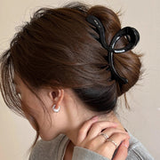 バンスクリップ ヘアクリップ レディース 女性 婦人 ヘアアクセサリー 髪飾り まとめ髪 後ろ髪 クロス ツイスト クリアカラー マットカラー ヘアアレンジ 簡単 シンプル おしゃれ 大ぶり 大きめ かわいい キュート ガーリー おしゃれ お出かけ 通勤 デイリー 茶 黒 緑 灰 ベージュ ピンク