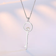ペンダントトップ ペンダントヘッド レディース 女性 フェイクパール ラインストーン チャーム 鍵 キータイプ カギ アクセサリーパーツ おしゃれ かわいい 上品 ギフト プレゼント デート