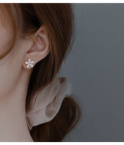 スタッドピアス アクセサリー レディース キャッチピアス 花 フラワー かわいい おしゃれ 大人可愛い 華やか キュート ギフト 贈り物 プレゼント 女性用 婦人用 耳飾り ファッション小物