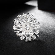 ブローチ ピンブローチ レディース 女性 アクセサリー 雪の結晶 ラインストーン キラキラ 華やか おしゃれ 大人可愛い お出かけ セレモニー フォーマル ギフト プレゼント 婦人用 ファッション小物