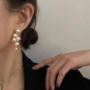 ピアス スタッドピアス レディース 女性用 アクセサリー 耳飾り ロングピアス フェイクパール パール調 ゴールドカラー おしゃれ かわいい 上品 華やか きれい ギフト プレゼント 婦人