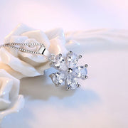ペンダントトップ ペンダントヘッド レディース アクセサリー プレゼント 誕生日 小さめ 花 フラワー ラインストーン ビーズ ビジュー 小ぶり 華奢 天然石風 宝石風 シルバーカラー 普段使い お呼ばれ お出かけ 上品 かわいい 可愛い おしゃれ きれいめ 女性 彼女 妻 嫁 大人女子 婦人 ガールズ ギフト 贈り物 記念日 母の日