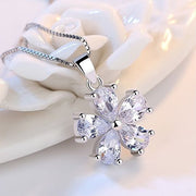ペンダントトップ ペンダントヘッド レディース アクセサリー プレゼント 誕生日 小さめ 花 フラワー ラインストーン ビーズ ビジュー 小ぶり 華奢 天然石風 宝石風 シルバーカラー 普段使い お呼ばれ お出かけ 上品 かわいい 可愛い おしゃれ きれいめ 女性 彼女 妻 嫁 大人女子 婦人 ガールズ ギフト 贈り物 記念日 母の日