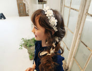 カチューシャ 子供 キッズ 女の子 ガール ヘアアクセサリー レース フラワー リボン 紐付き フェイクパール パール調 髪飾り ヘアアレンジ お洒落 華やか 可愛い 発表会 パーティ おめかし お出かけ 普段使い 女児 ファッション小物