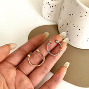 オープンリング 指輪 レディース 女性 アクセサリー 捻り ねじり シンプル ゴールドカラー シルバーカラー お洒落 カジュアル 可愛い お出かけ 普段使い デイリー 贈り物 誕生日 ギフト プレゼント ファッション小物 フリーサイズ
