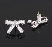 ピアス スタッドピアス イヤリング レディース 女性 アクセサリー 小ぶり リボン ラインストーン キラキラ ゴールドカラー シルバーカラー お洒落 大人可愛い お出かけ 普段使い デイリー 耳飾り ファッション小物 婦人用 プレゼント ギフト