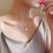ネックレス ペンダント レディース 女性用 アクセサリー 首飾り スネークチェーン 英字 ロゴ シンプル ゴールドカラー 大人女子 ワンポイント おしゃれ オシャレ プレゼント 落ち着いた雰囲気 大人
