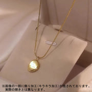 ネックレス ペンダント レディース 女性用 アクセサリー 首飾り スネークチェーン 英字 ロゴ シンプル ゴールドカラー 大人女子 ワンポイント おしゃれ オシャレ プレゼント 落ち着いた雰囲気 大人