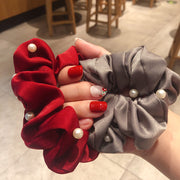 シュシュ ヘアアクセサリー 髪飾り レディース 女性 アクセサリー ファッション小物 フェイクパール まとめ髪 髪留め ヘアアレンジ ヘアゴム 上品 かわいい おしゃれ シンプル お出かけ オフィス パーティ ギフト プレゼント カラバリ豊富 黒 ネイビー ベージュ ピンク 茶 青 ワイン 紫
