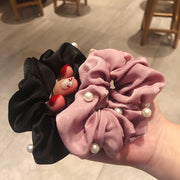 シュシュ ヘアアクセサリー 髪飾り レディース 女性 アクセサリー ファッション小物 フェイクパール まとめ髪 髪留め ヘアアレンジ ヘアゴム 上品 かわいい おしゃれ シンプル お出かけ オフィス パーティ ギフト プレゼント カラバリ豊富 黒 ネイビー ベージュ ピンク 茶 青 ワイン 紫