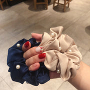 シュシュ ヘアアクセサリー 髪飾り レディース 女性 アクセサリー ファッション小物 フェイクパール まとめ髪 髪留め ヘアアレンジ ヘアゴム 上品 かわいい おしゃれ シンプル お出かけ オフィス パーティ ギフト プレゼント カラバリ豊富 黒 ネイビー ベージュ ピンク 茶 青 ワイン 紫