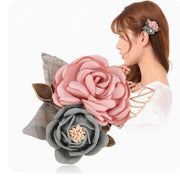 コサージュ 2WAY レディース ブローチ ヘアクリップ アクセサリー 花 フラワー フォーマル パーティー 入学 卒業 結婚式 入園 卒園 セレモニー 安全ピン付き 髪飾り 髪留め ヘアアクセサリー ヘアアレンジ エレガント 薔薇 ローズ 椿 カメリア お出かけ お呼ばれ 上品 可愛い かわいい おしゃれ 女性 彼女 妻 友達 プレゼント ギフト 贈り物 誕生日 母の日