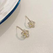 スタッドピアス レディース アクセサリー ハーフフープ C型 ラインストーン 花 フラワー 華奢 キラキラ シンプル カジュアル フォーマル かわいい おしゃれ プレゼント ギフト 贈り物 お祝い 記念日 誕生日 デート 女子会 パーティー 入学 卒業 お呼ばれ お出かけ デイリー 普段使い フェミニン エレガント 上品 大人女子 女性 ゴールドカラー