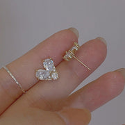 ピアス スタッドピアス レディース 女性 アクセサリー ハート 小ぶり 小さめ ラインストーン キラキラ シルバーカラー お洒落 おしゃれ かわいい 普段使い デイリー お出かけ 耳飾り ギフト プレゼント 婦人用