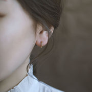 フープピアス リングピアス レディース アクセサリー ラインストーン 中折れ式 六角形 ヘキサゴン 華奢 細身 上品 エレガント キラキラ シンプル プレゼント ギフト 贈り物 お祝い 記念日 誕生日 デート パーティー 入学 卒業 結婚式 お出かけ ファッション小物 かわいい おしゃれ きれいめ カジュアル フェミニン デイリー 普段使い 女性 シルバーカラー ゴールドカラー