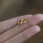 フープピアス リングピアス レディース アクセサリー ラインストーン 中折れ式 六角形 ヘキサゴン 華奢 細身 上品 エレガント キラキラ シンプル プレゼント ギフト 贈り物 お祝い 記念日 誕生日 デート パーティー 入学 卒業 結婚式 お出かけ ファッション小物 かわいい おしゃれ きれいめ カジュアル フェミニン デイリー 普段使い 女性 シルバーカラー ゴールドカラー