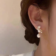スタッドピアス キャッチピアス レディース アクセサリー 耳飾り パール調 ラインストーン 揺れる フェイクパール 女性用 婦人用 上品 おしゃれ 服飾小物 プレゼント 贈り物 ギフト 誕生日 記念日