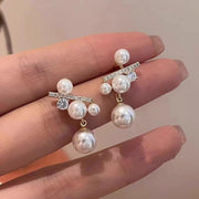 スタッドピアス キャッチピアス レディース アクセサリー 耳飾り パール調 ラインストーン 揺れる フェイクパール 女性用 婦人用 上品 おしゃれ 服飾小物 プレゼント 贈り物 ギフト 誕生日 記念日