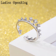指輪 オープンリング レディース アクセサリー ラインストーン 王冠 シルバーカラー 可愛い おしゃれ 女性用 婦人 記念日 誕生日 ギフト 贈り物 プレゼント デート 外出 お出掛け ファッション小物 服飾小物