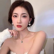 ピアス スタッドピアス レディース 女性用 婦人用 アクセサリー ハート ラインストーン フェイクパール パール調 揺れる ホワイト かわいい おしゃれ フェミニン ギフト プレゼント